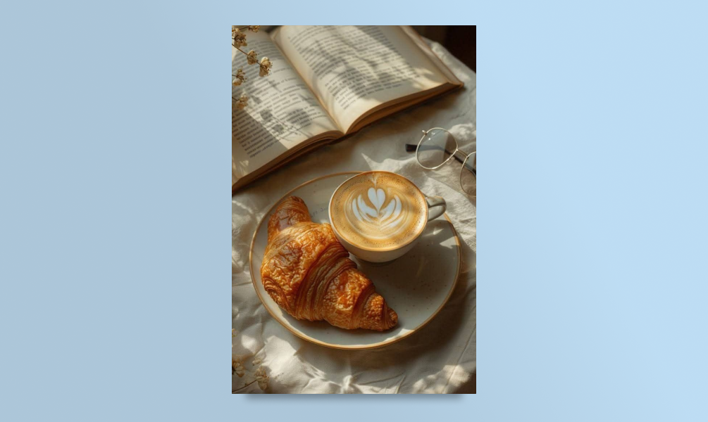 Круассан и чашка кофе