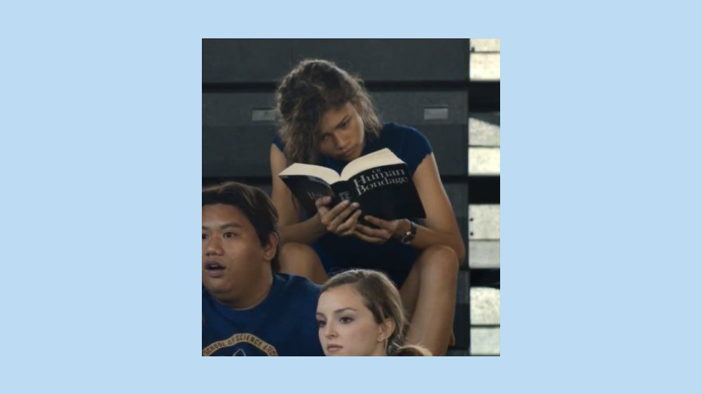 Зендая читает книгу на съёмках фильма