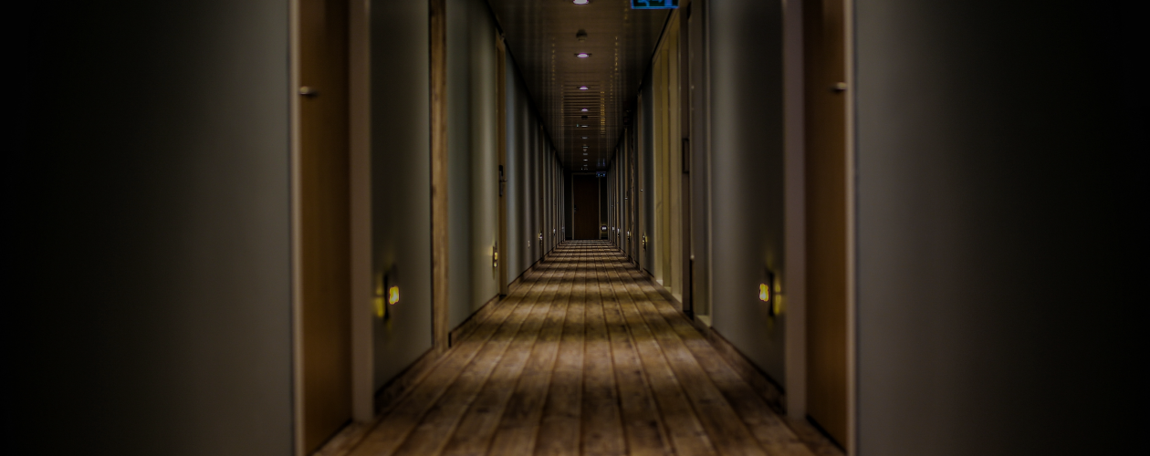 Убийца где-то рядом: 11 герметичных детективов