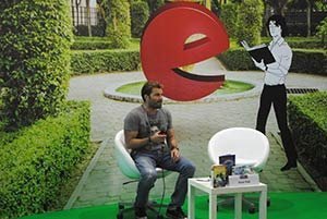 Олег Рой на стенде сети «Буквоед»