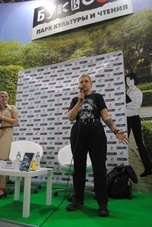 Мария Семенова и ее Волкодав на стенде "Буквоед-Эксмо-АСТ"