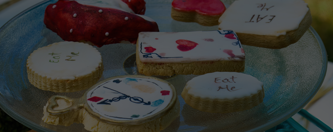 Вслед за белым кроликом: 7 ретеллингов «Алисы в Стране чудес»