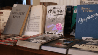 Даниила Гранина наградили премией Минобороны за культуру и искусство