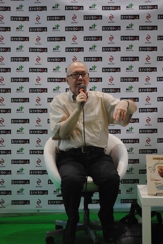 "Денискины рассказы" и Денис Драгунский на стенде Буквоед-Эксмо-АСТ