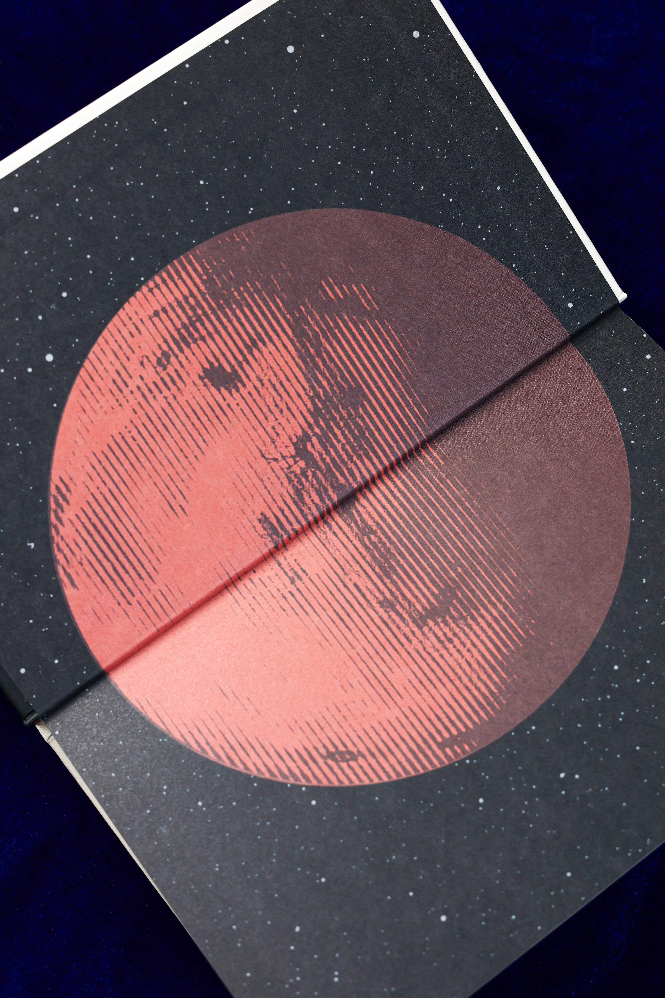 Изображение бумажной книги