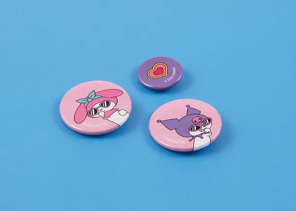 Набор значков Sanrio Мордашки в очках (металл) (1 штука 25 мм, 2 штуки 38 мм) 3113092 — 3