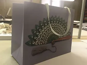 Пакет бумажный ламинированный Веер с листьями ландыша 30*24*13см 125.010