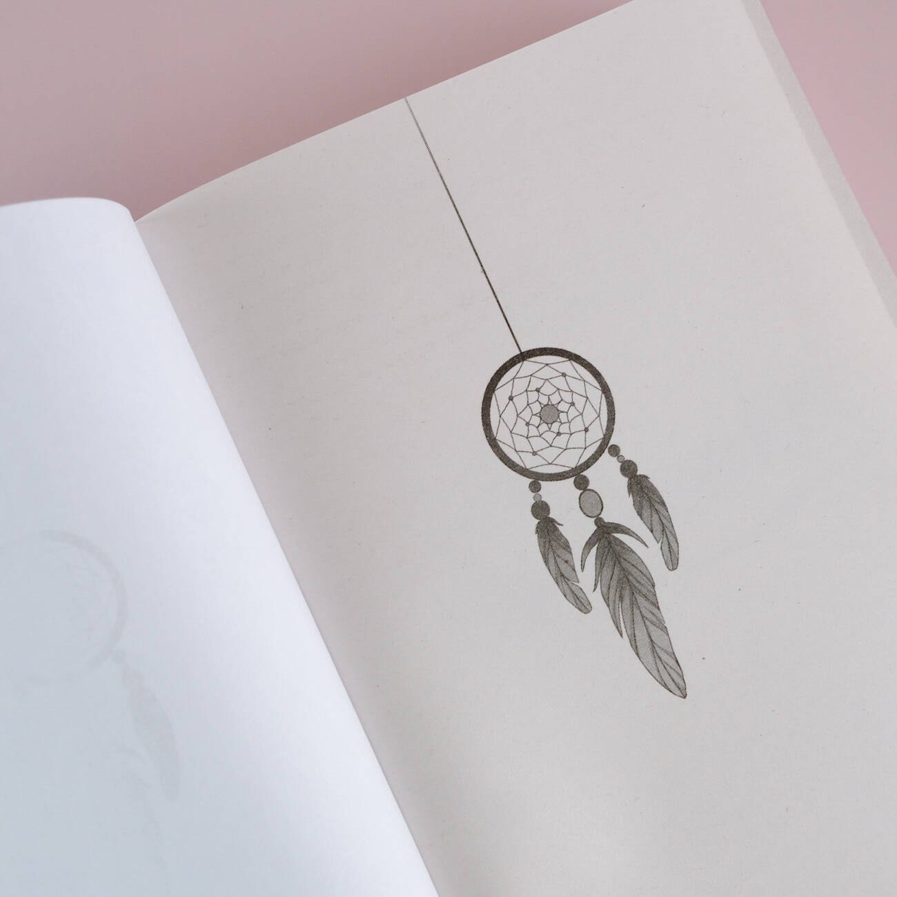 Изображение бумажной книги