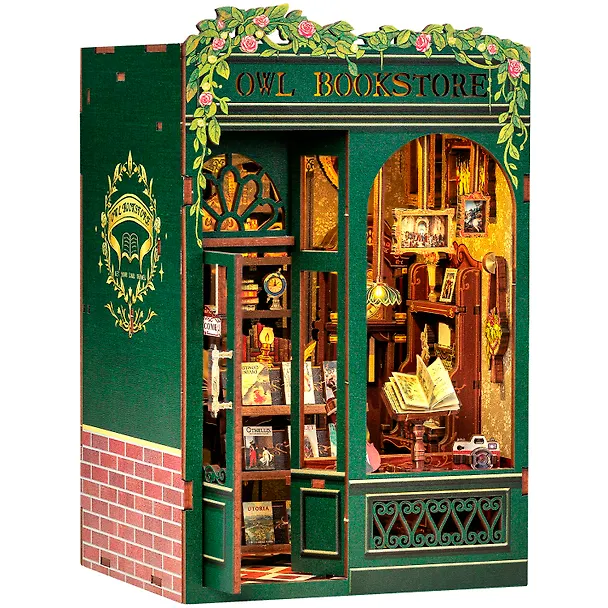 SD02 Конструктор интерьерный  – сборный домик CuteBee - Книжный магазин "Сова", 88 деталей (материалы: дерево, картон, пластик, металл), со световыми эффектами (подсветка интерьера), с питанием от 2хААА батареек (не включены), серия DIY, возраст 14+ 3121348 — 3