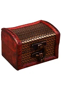 Сундучок S с золотой обивкой 7,5*5,3*4,8см (дерево)
