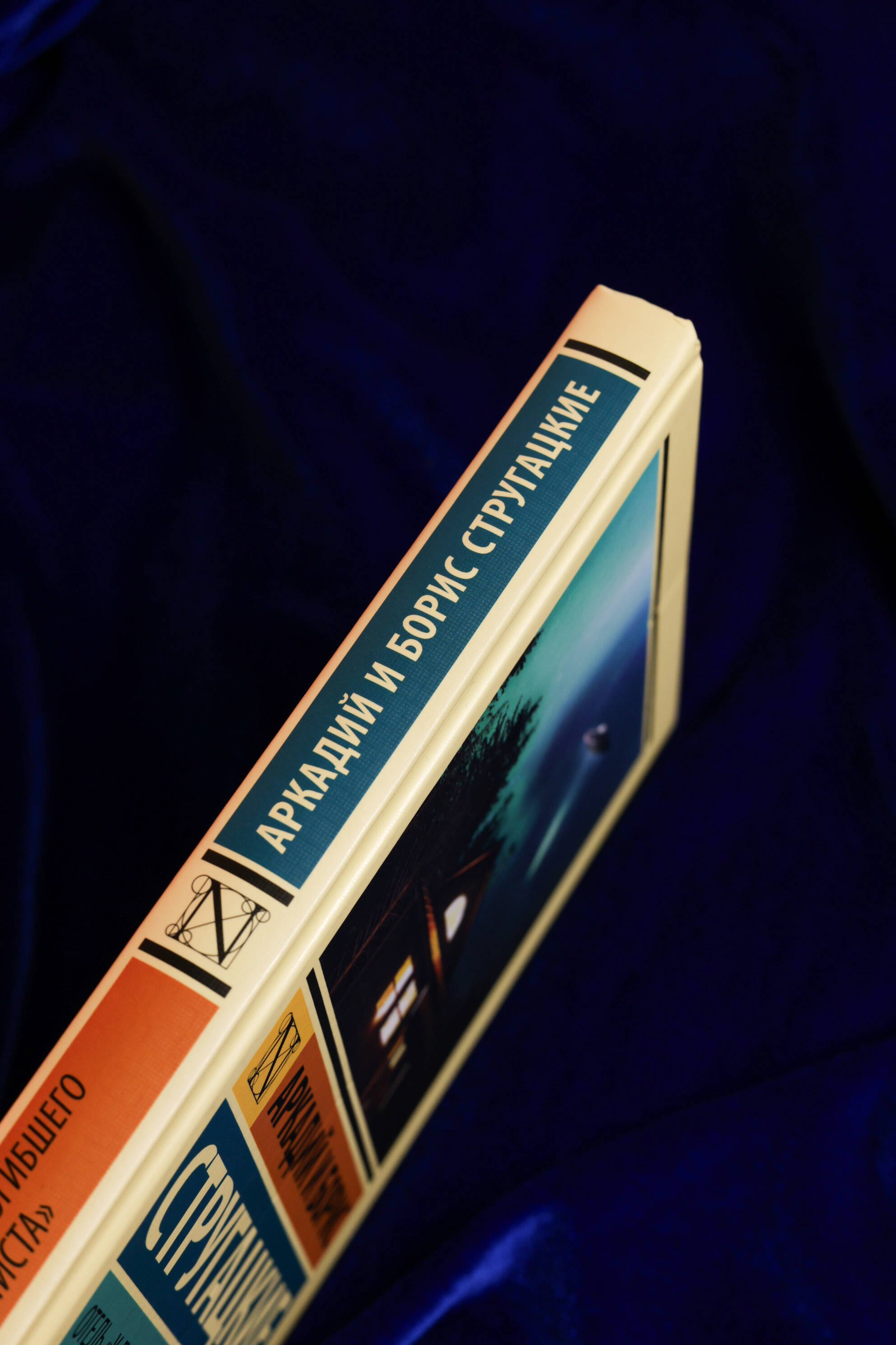 Изображение бумажной книги