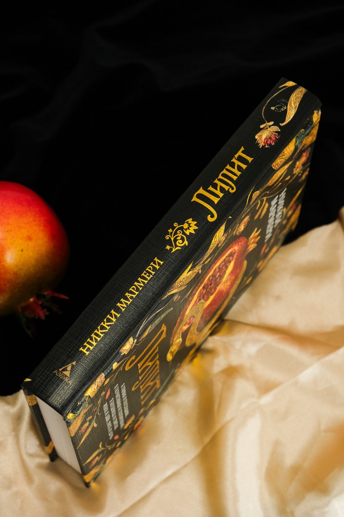 Изображение бумажной книги