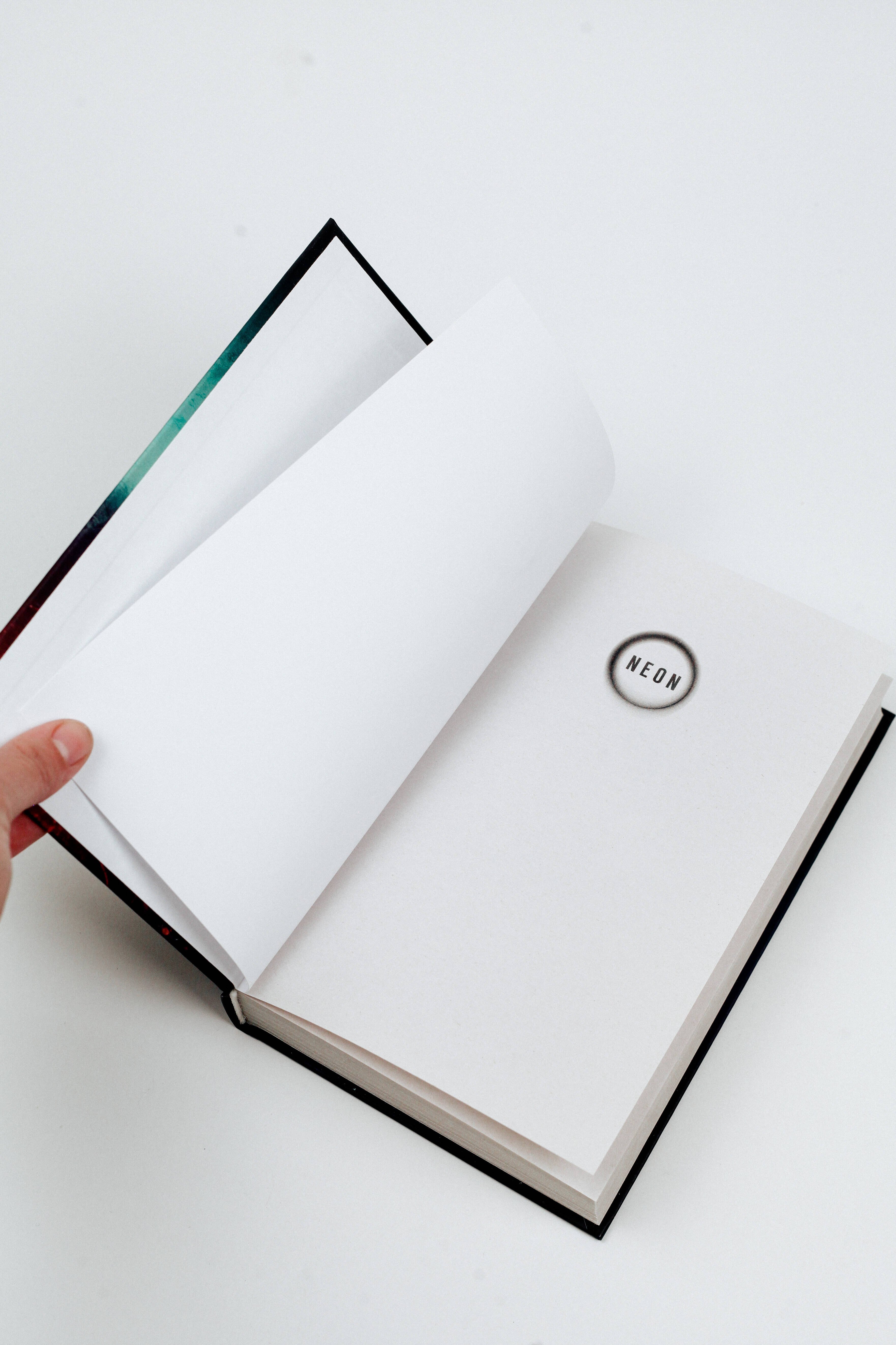 Изображение бумажной книги