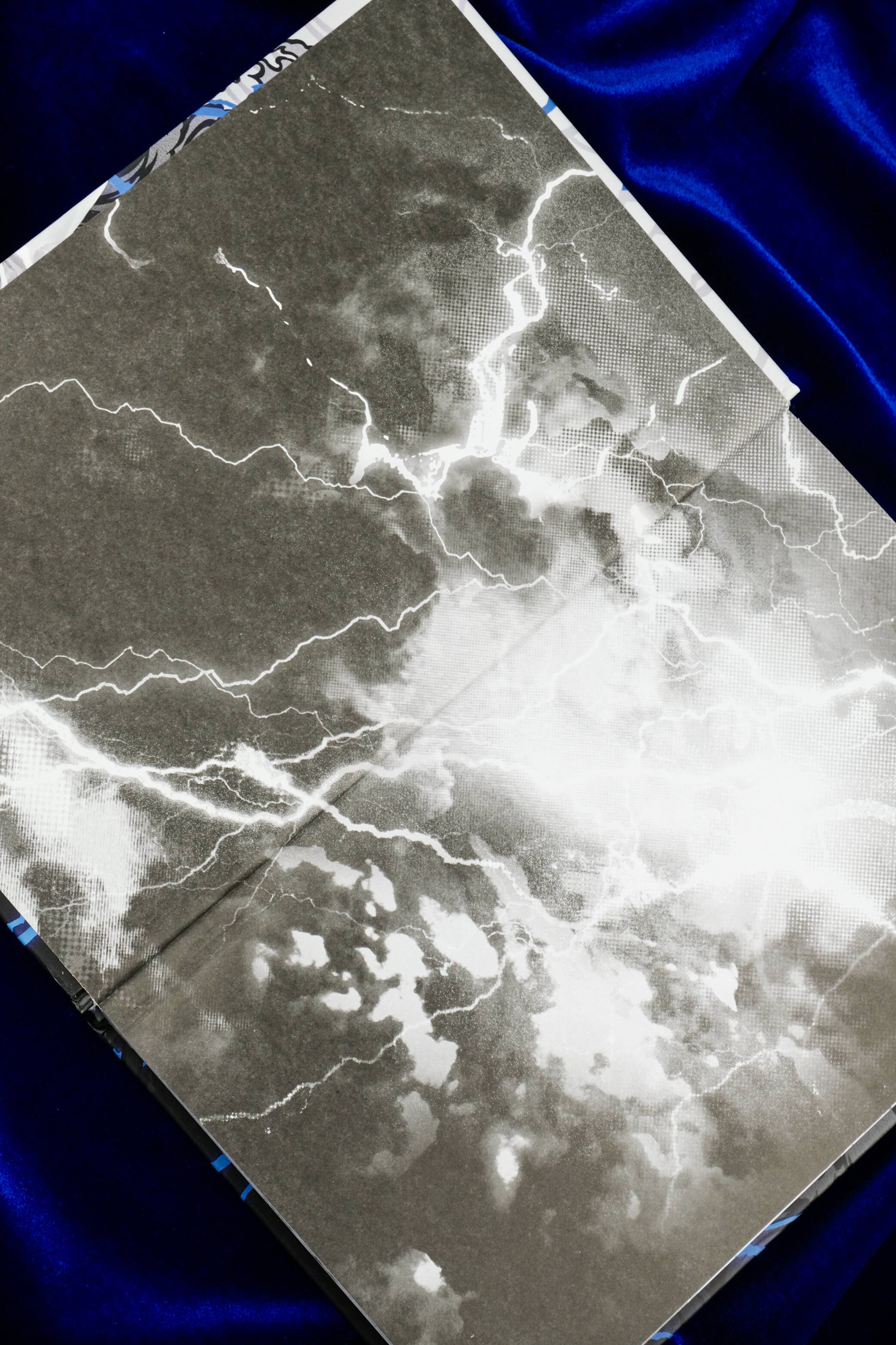 Изображение бумажной книги