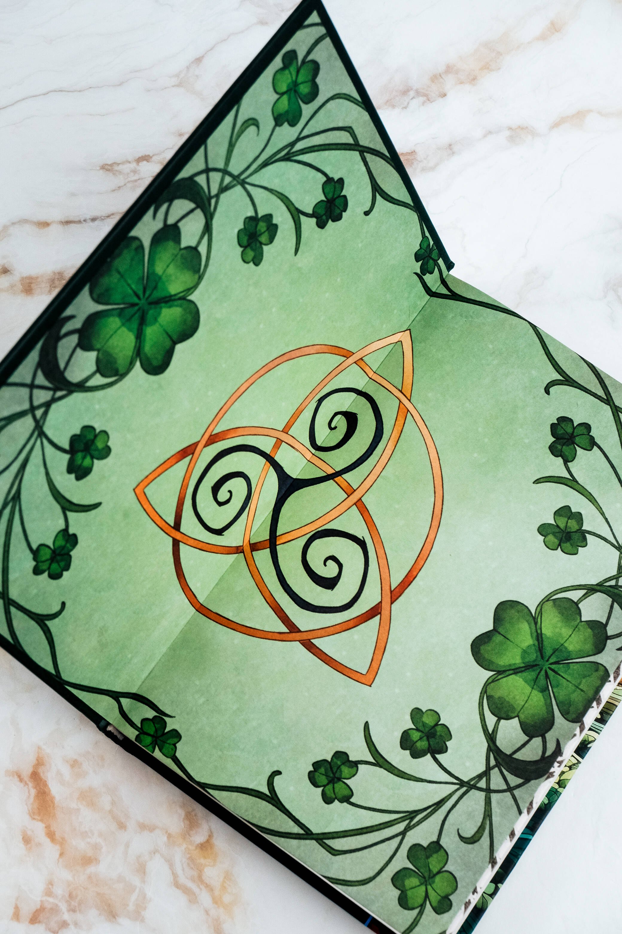 Изображение бумажной книги