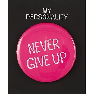 Значок круглый Never Give Up (фуксия) (металл) (38мм) (ЗН2021-015)