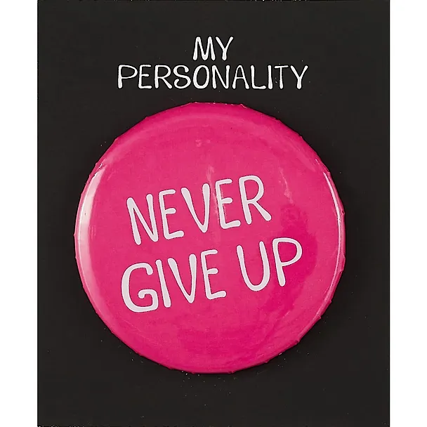 Значок круглый Never Give Up (фуксия) (металл) (38мм) (ЗН2021-015) 2892860 — 1