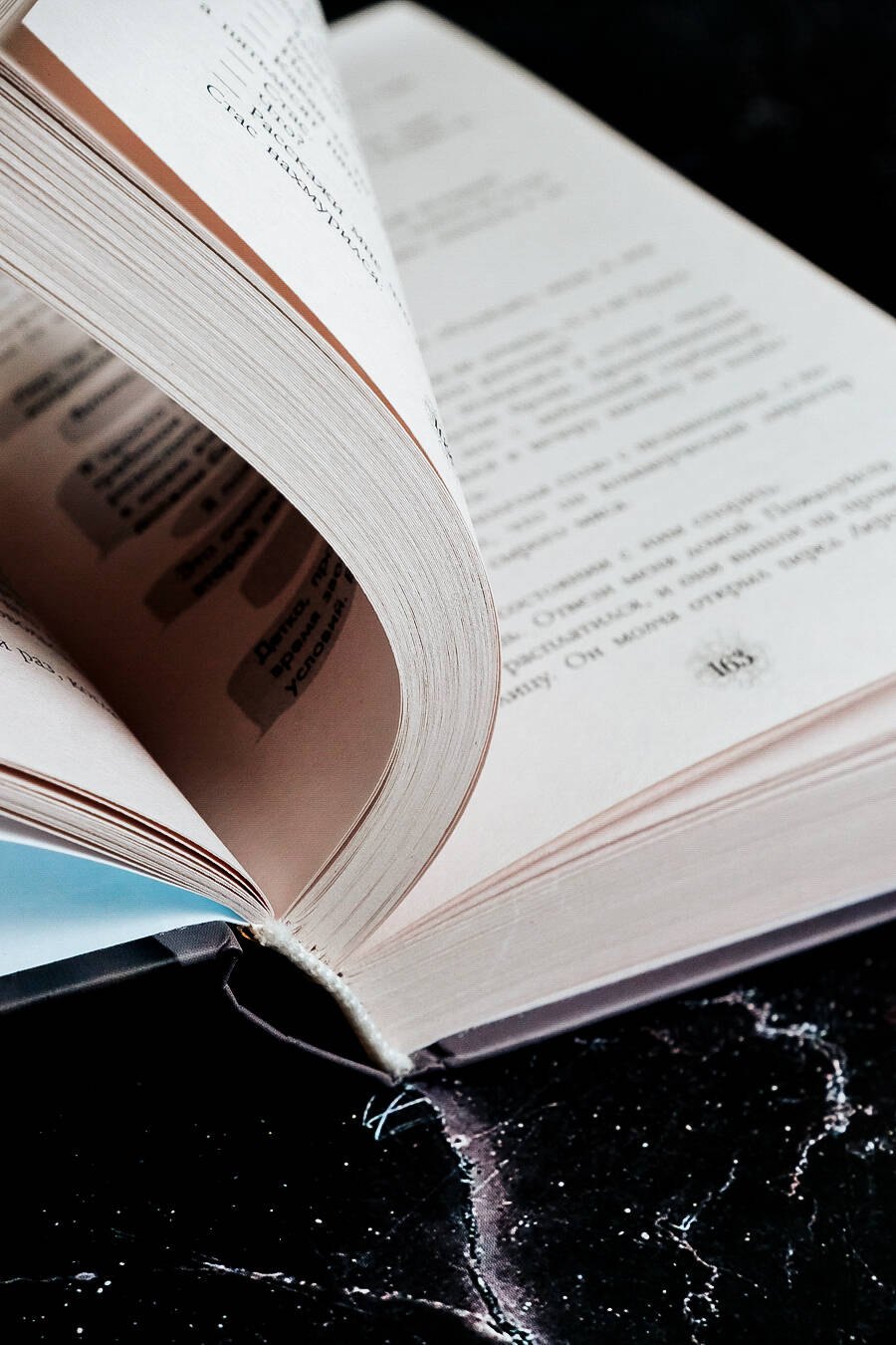 Изображение бумажной книги