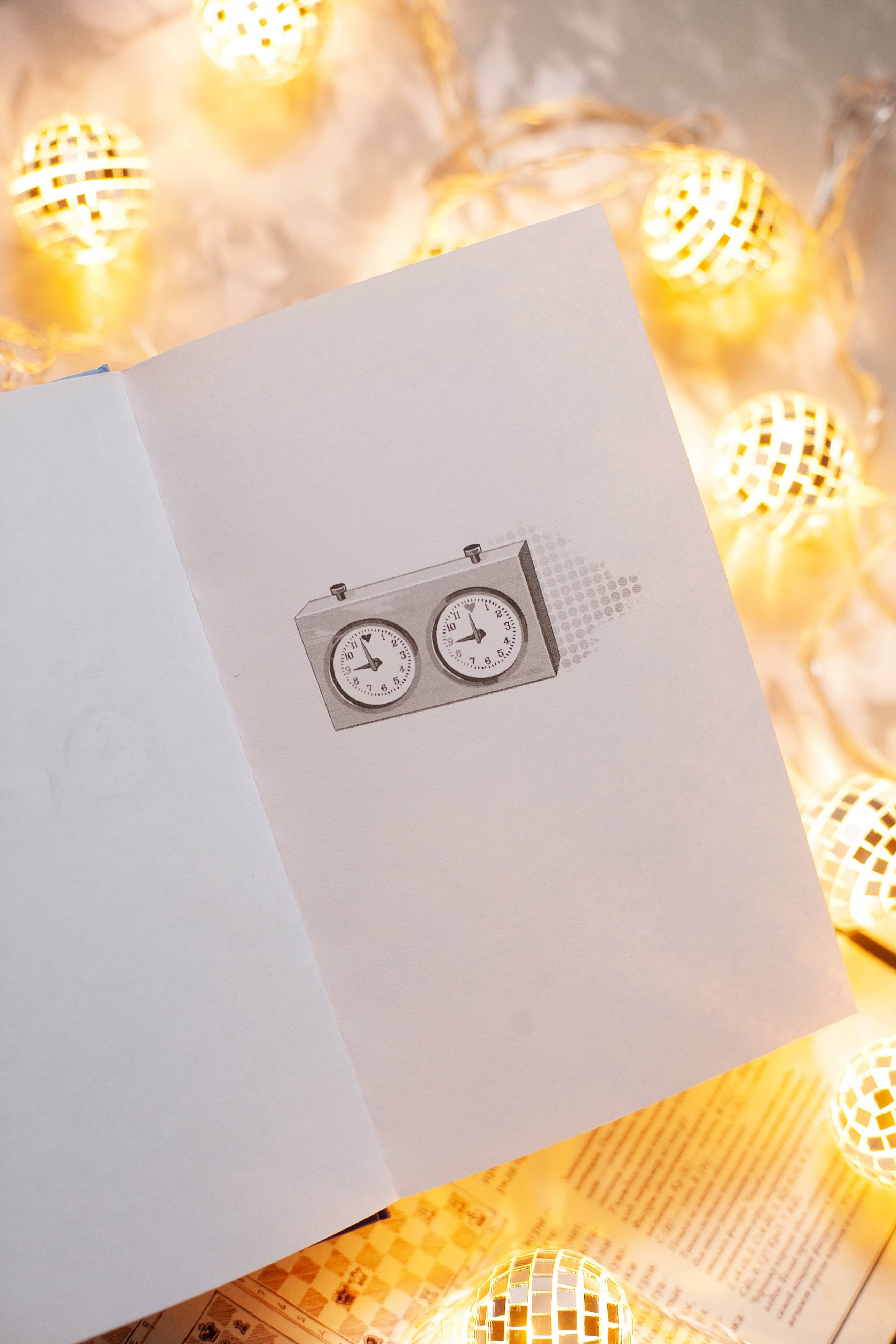 Изображение бумажной книги