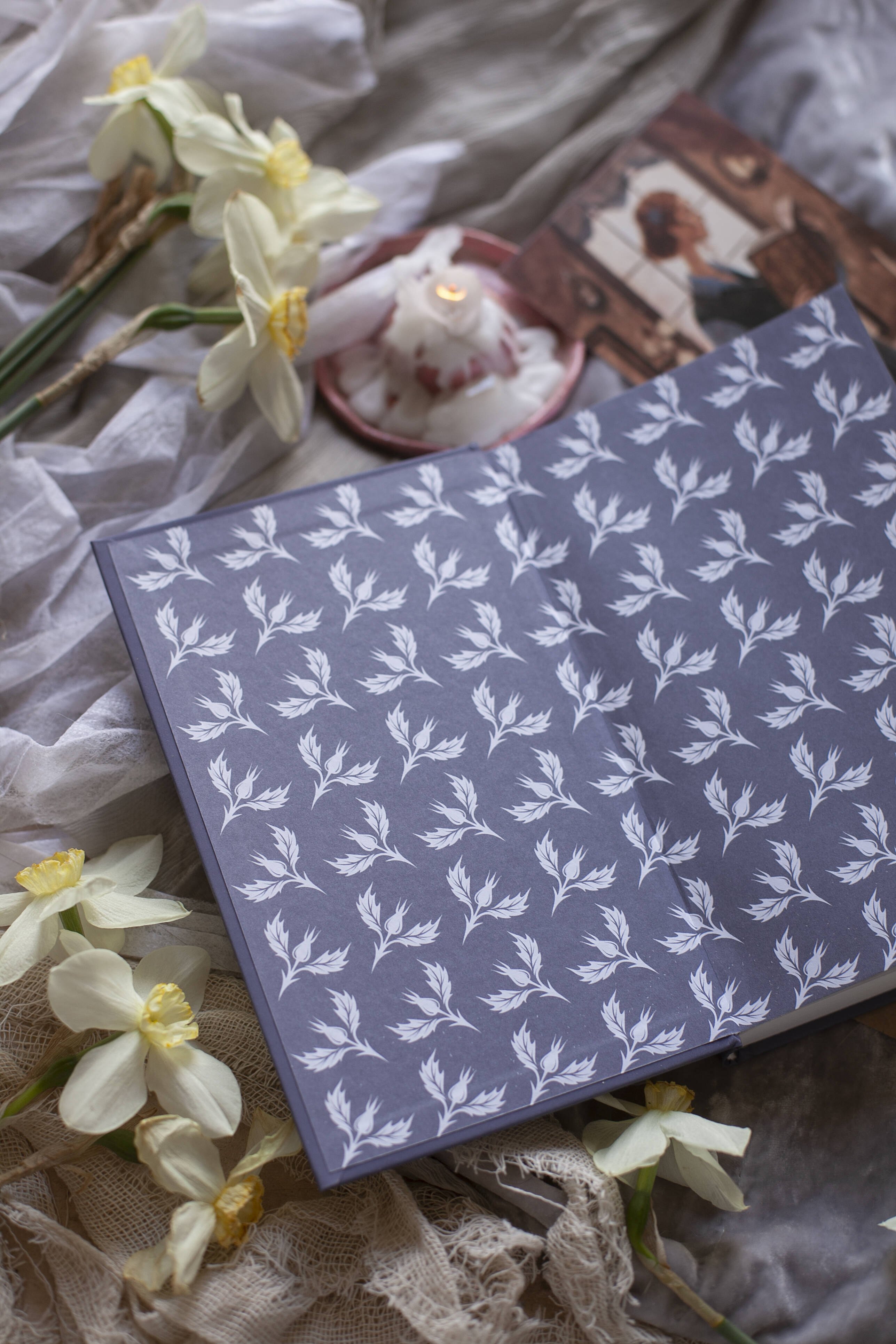 Изображение бумажной книги