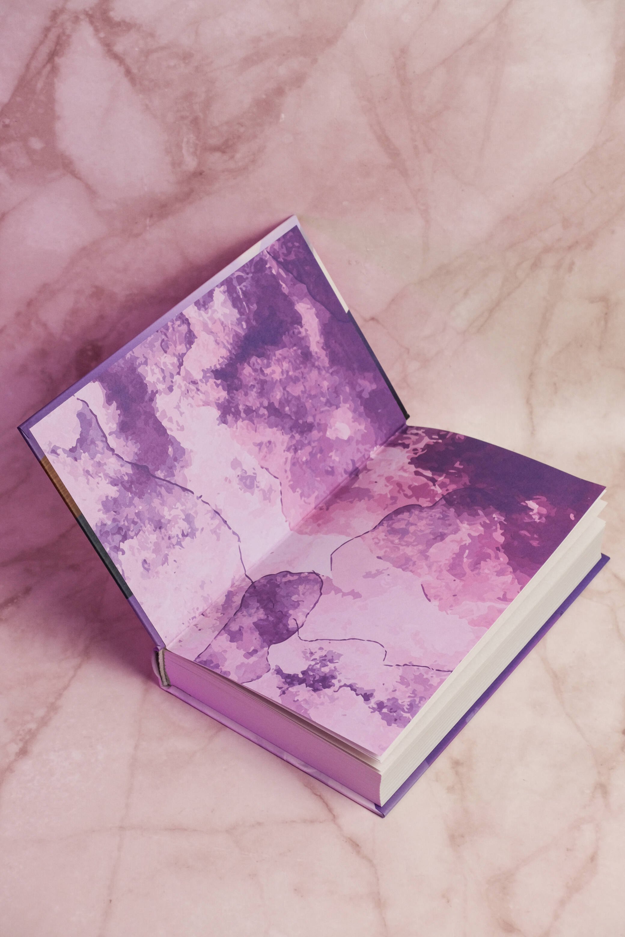 Изображение бумажной книги