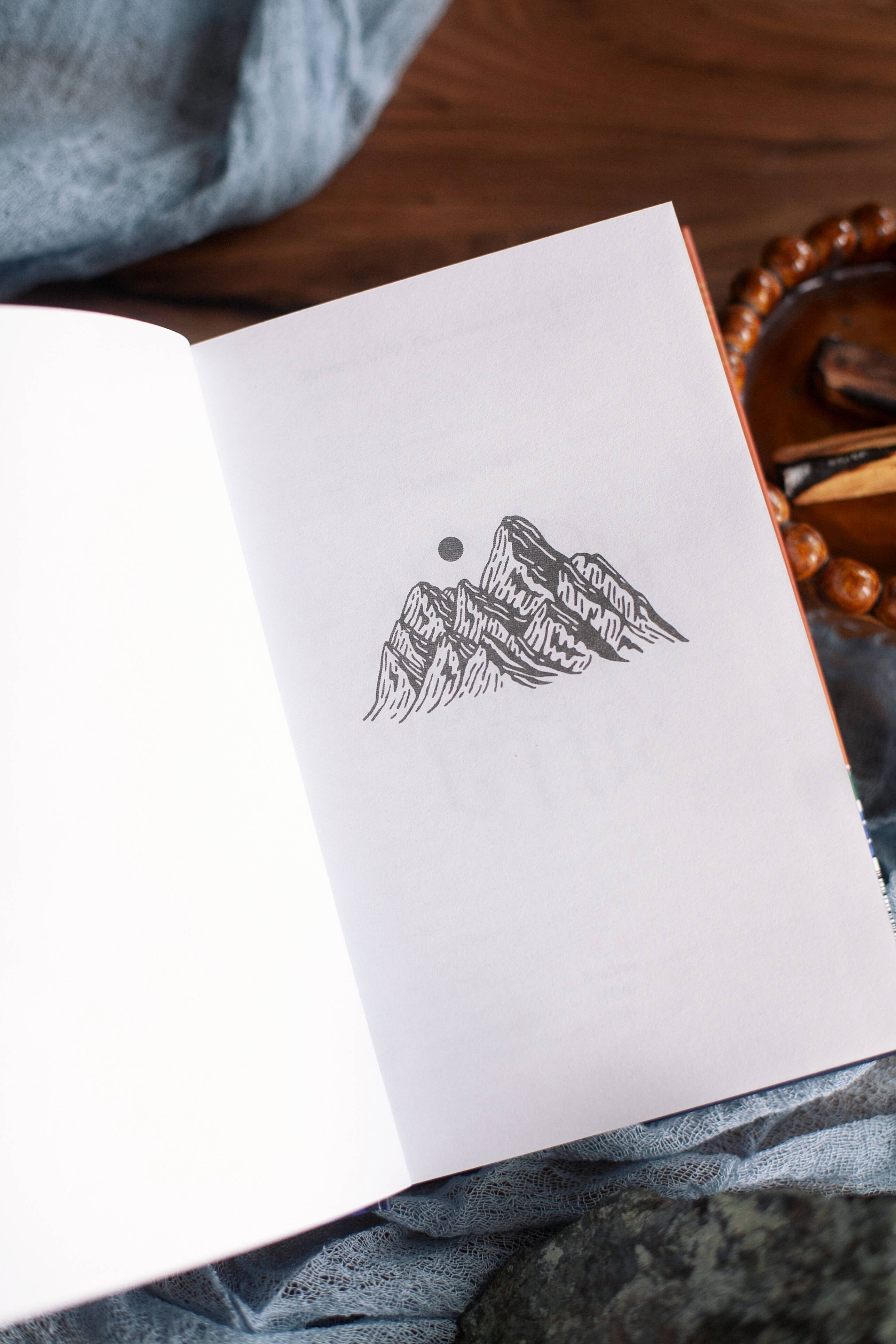 Изображение бумажной книги