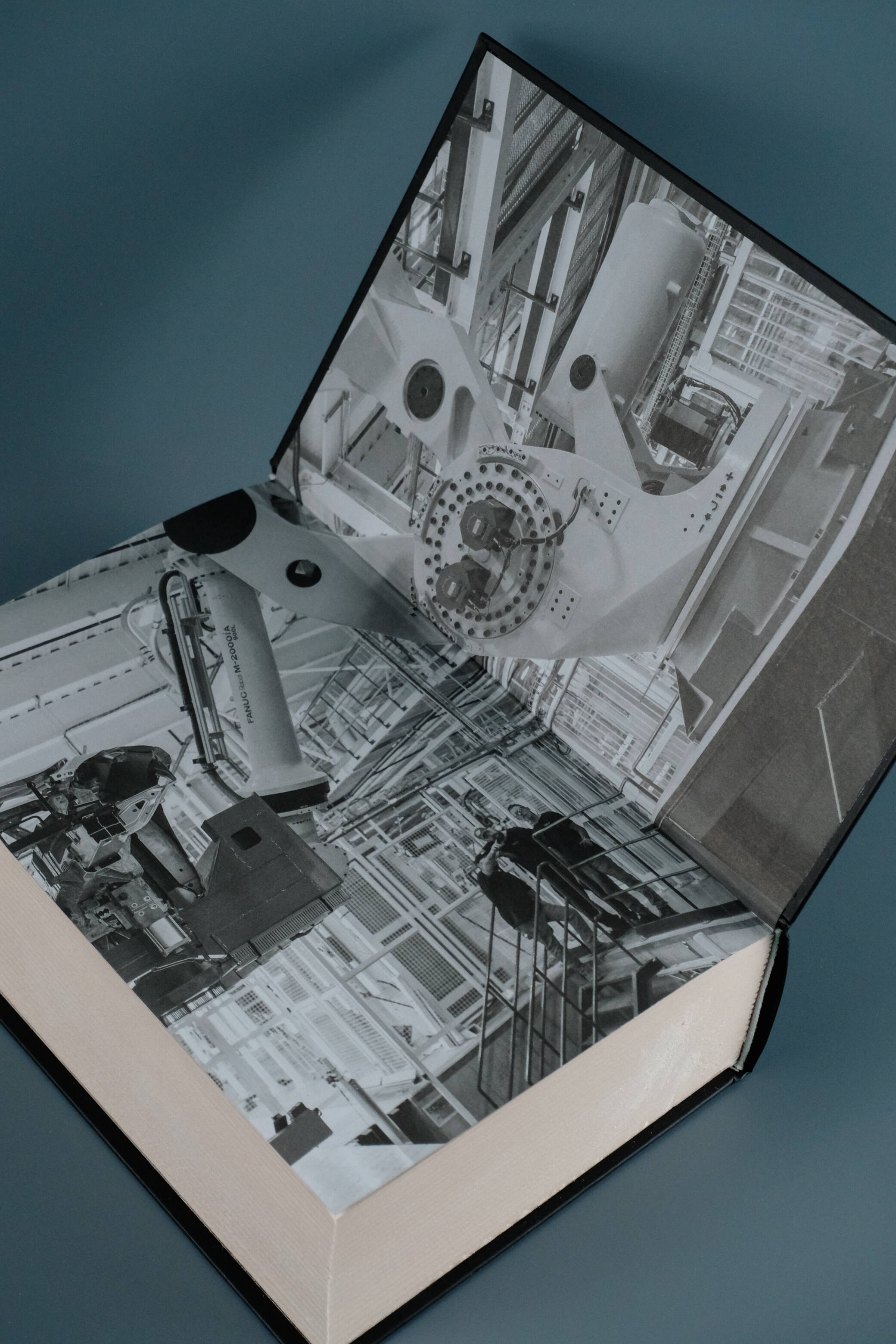 Изображение бумажной книги