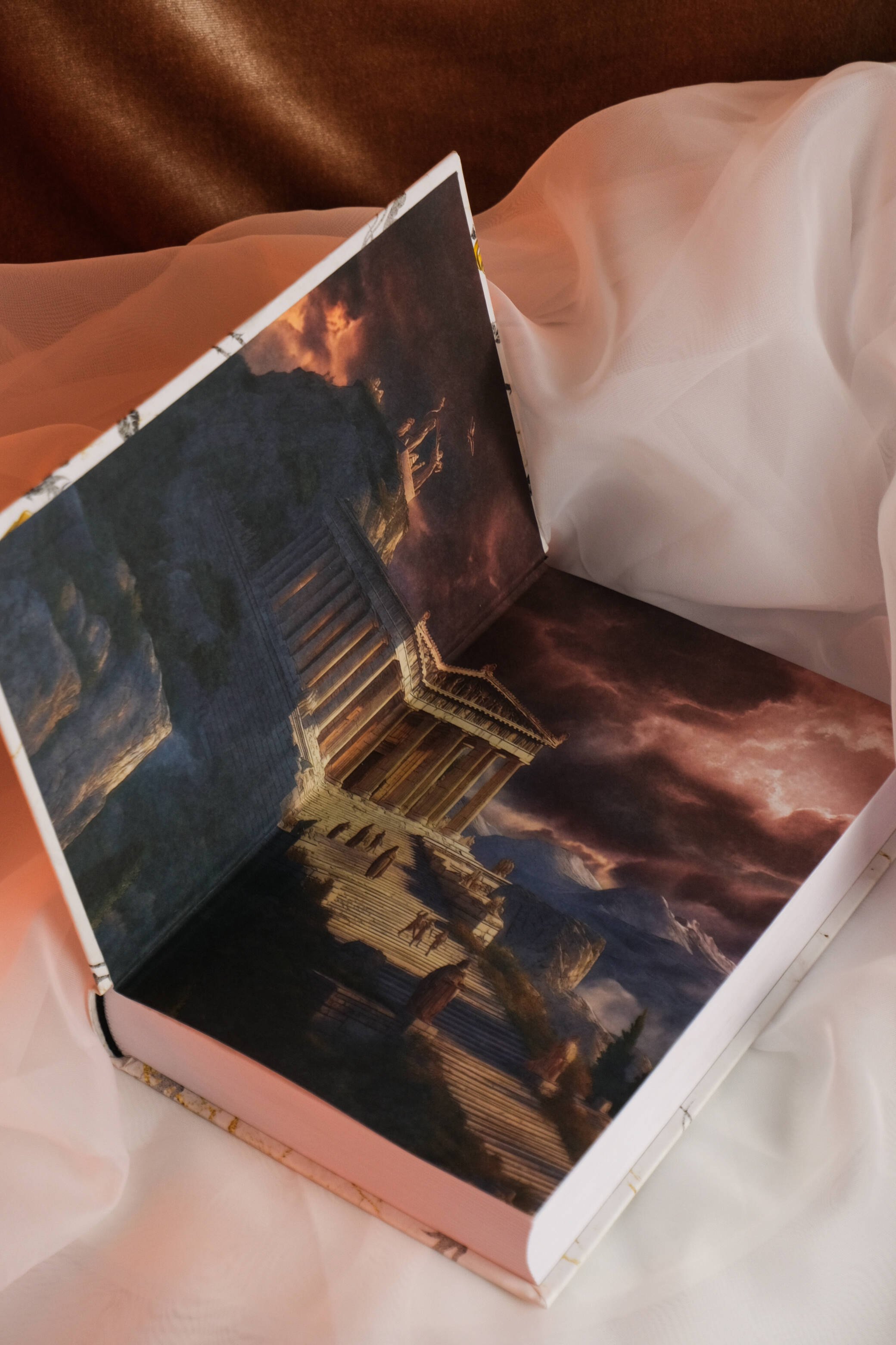 Изображение бумажной книги