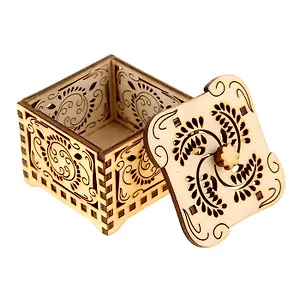 Шкатулка дерево светлая с темными резными элементами (10х14х5) (1038785)