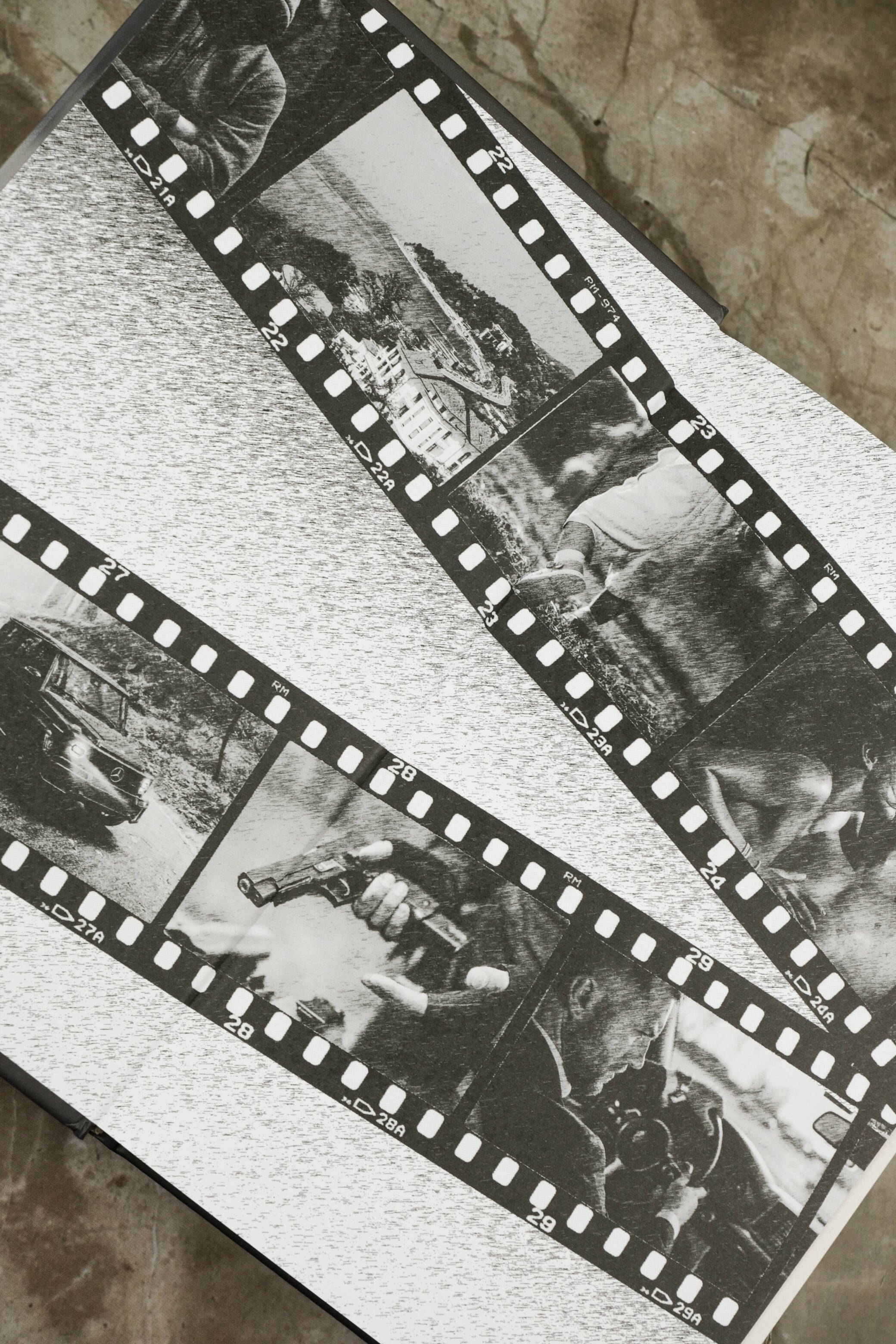 Изображение бумажной книги