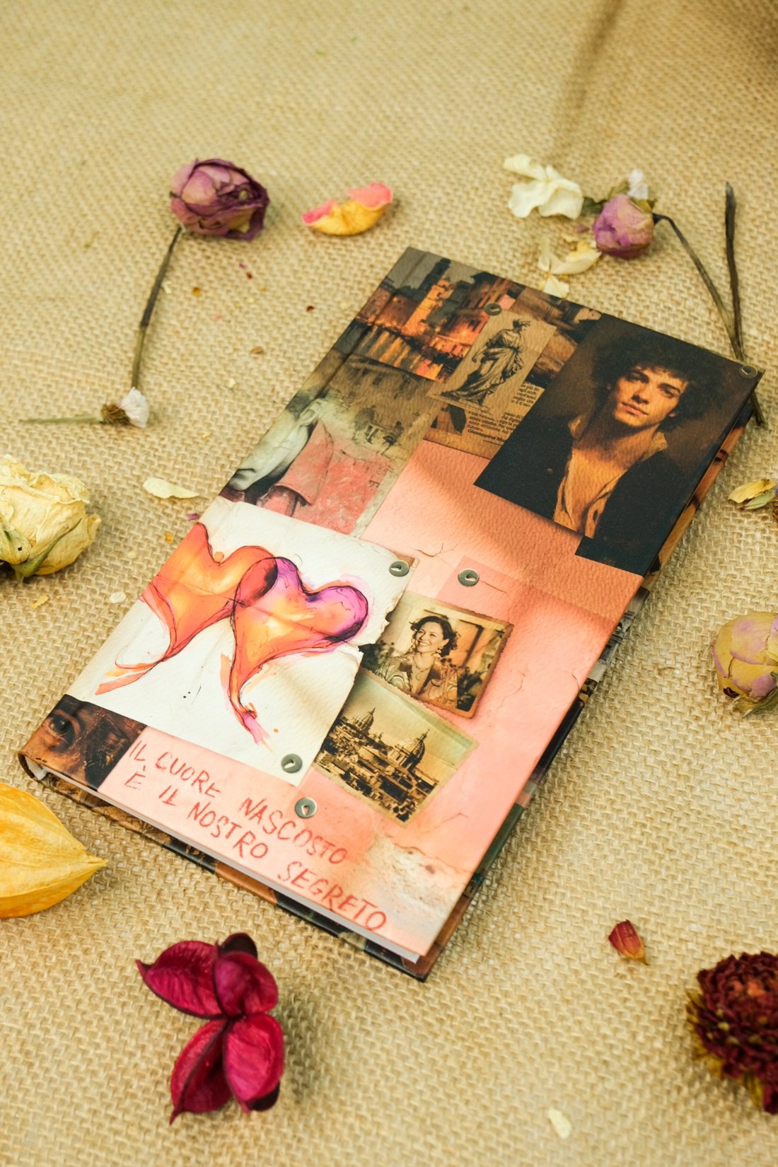 Изображение бумажной книги