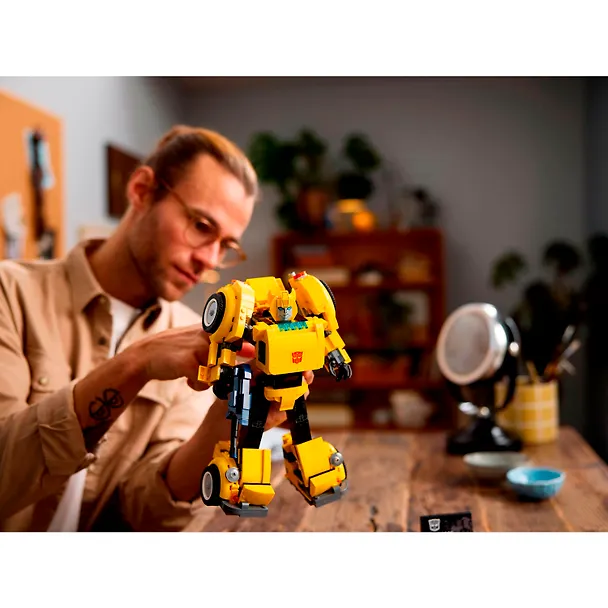 10338 Конструктор LEGO Icons Трансформеры: Робот Бамблби, 950 деталей, возраст 18+ 3169404 — 11