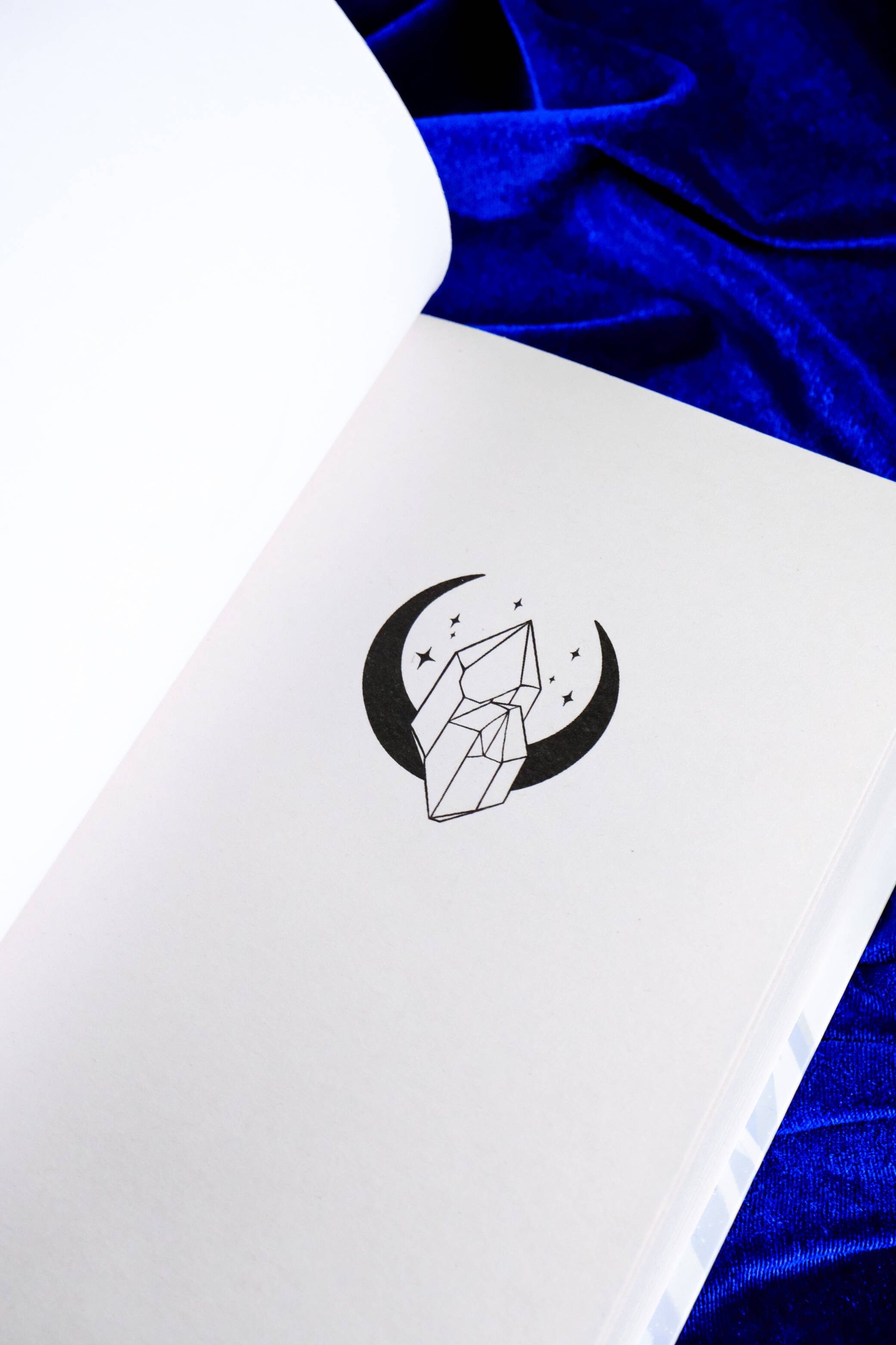 Изображение бумажной книги