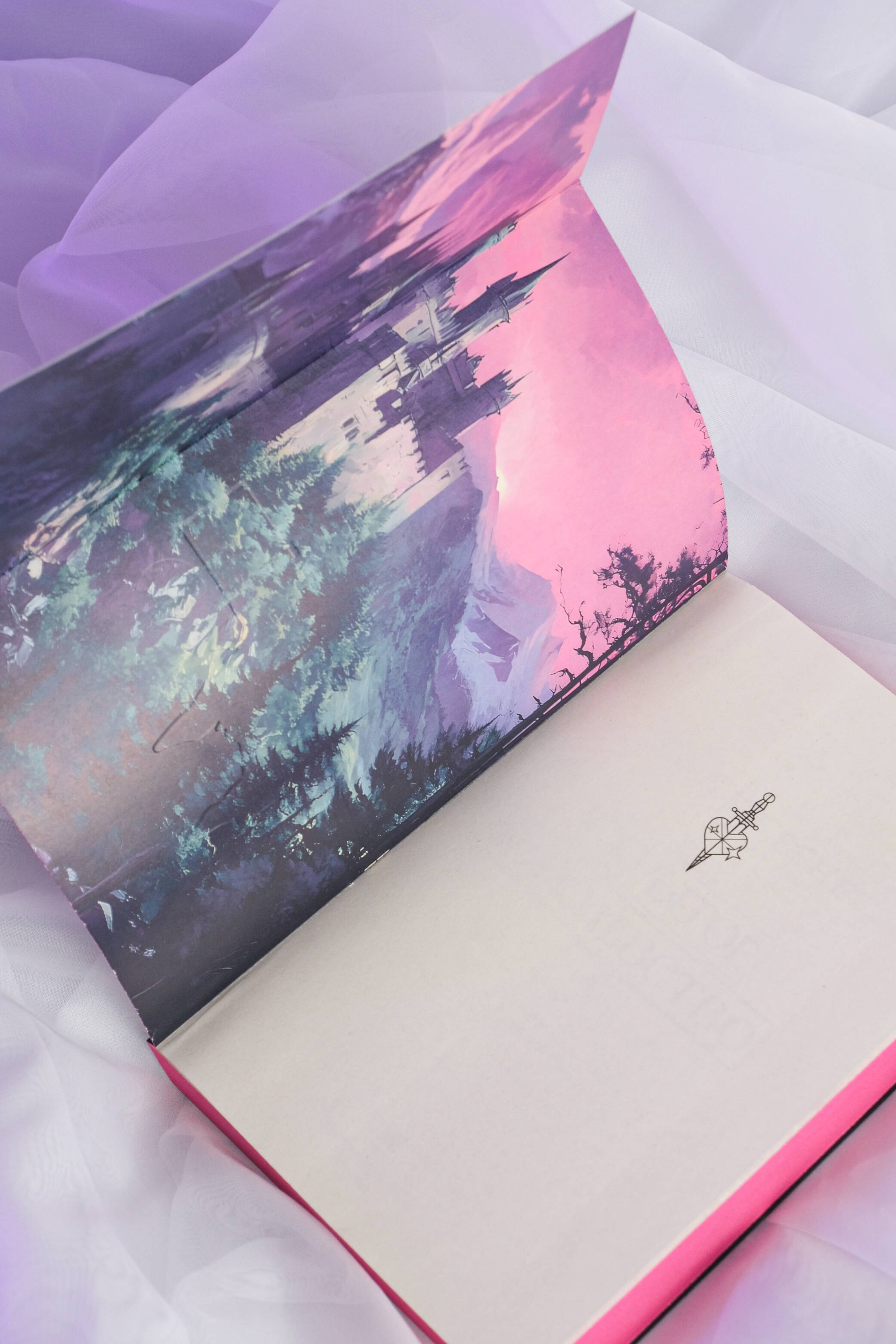 Изображение бумажной книги