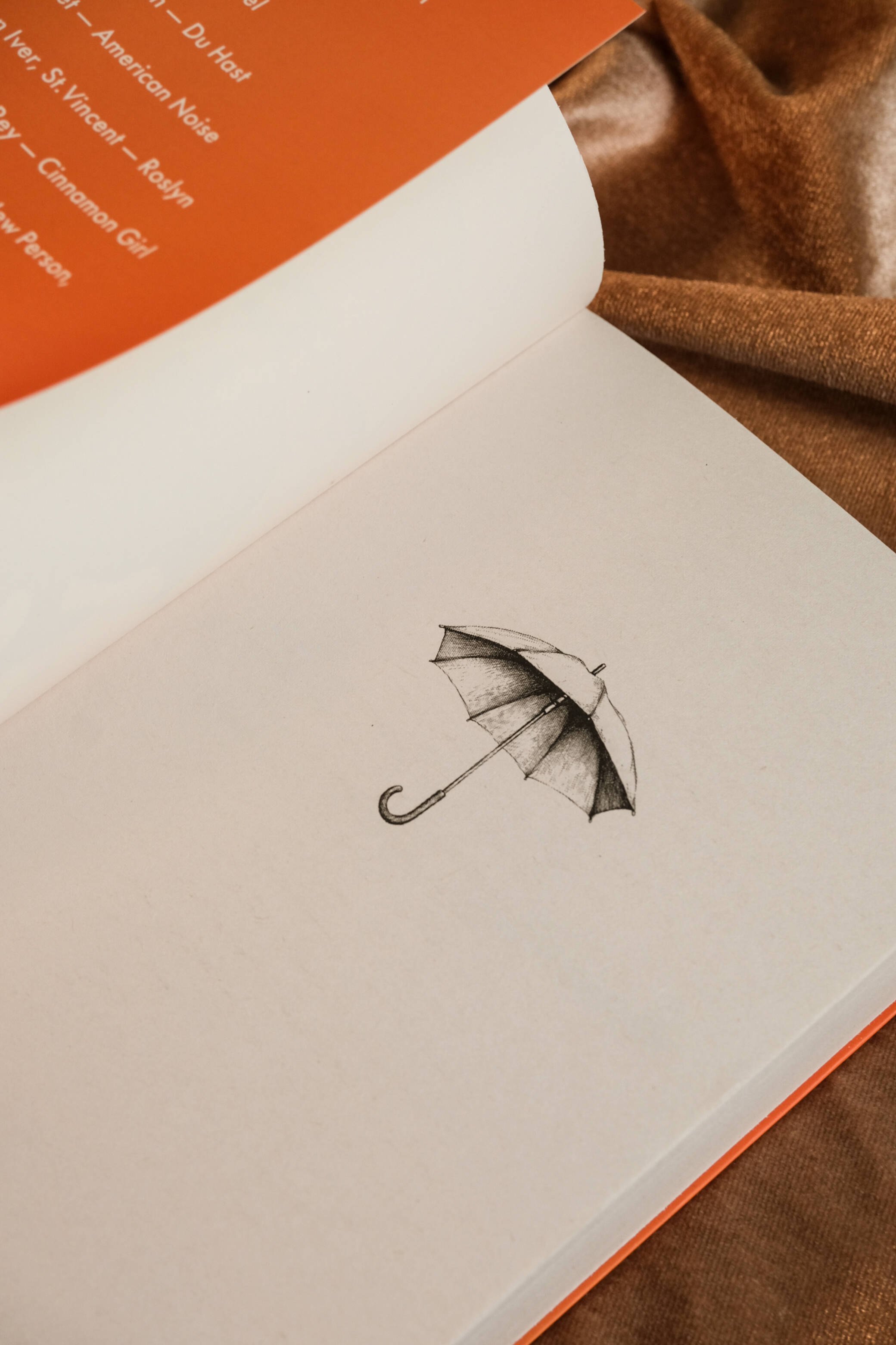 Изображение бумажной книги