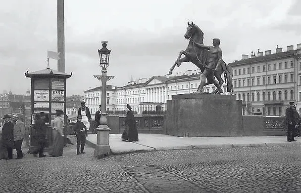 Открытка с видами (СПб) ч/б У Аничкова моста 307607 — 1
