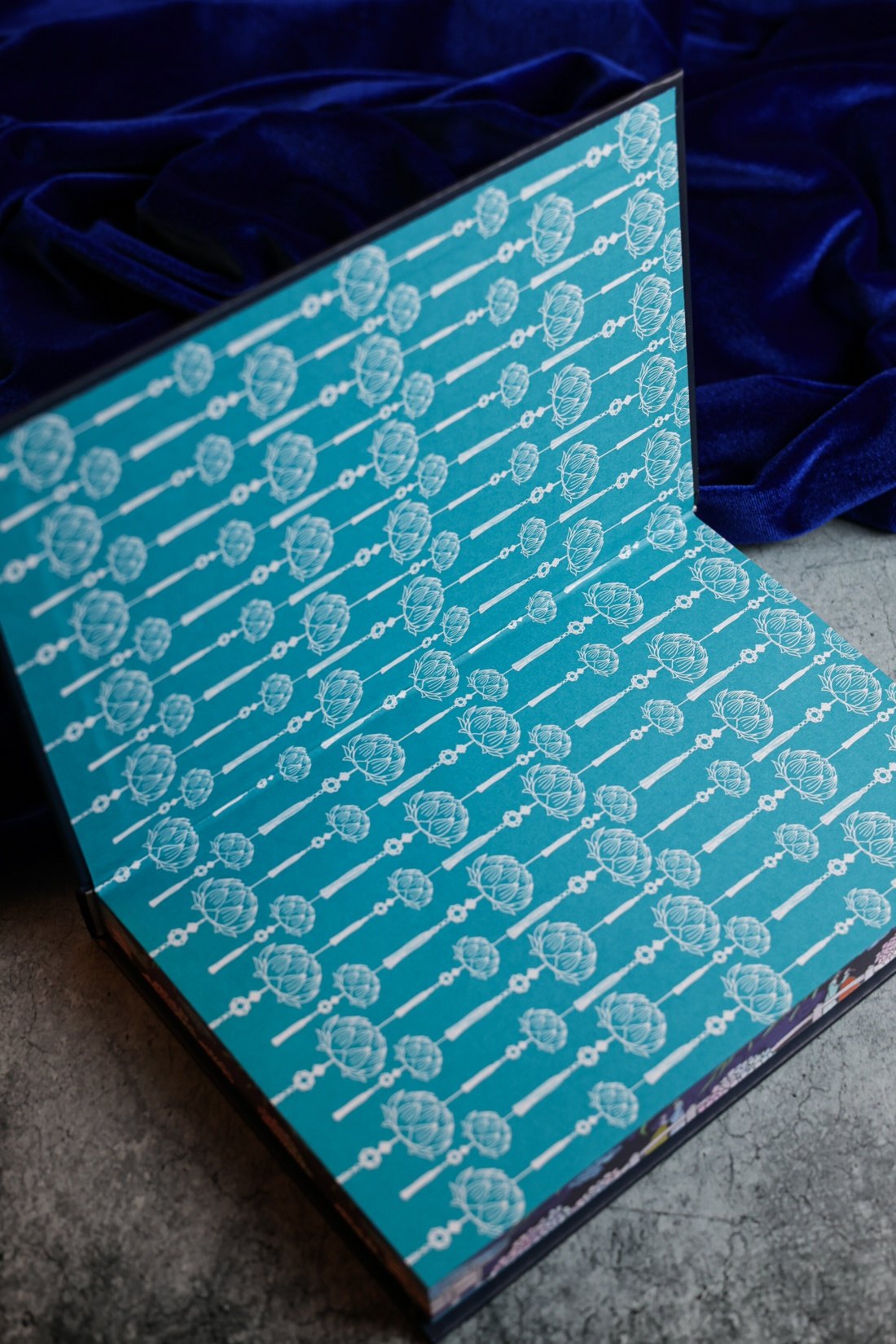 Изображение бумажной книги