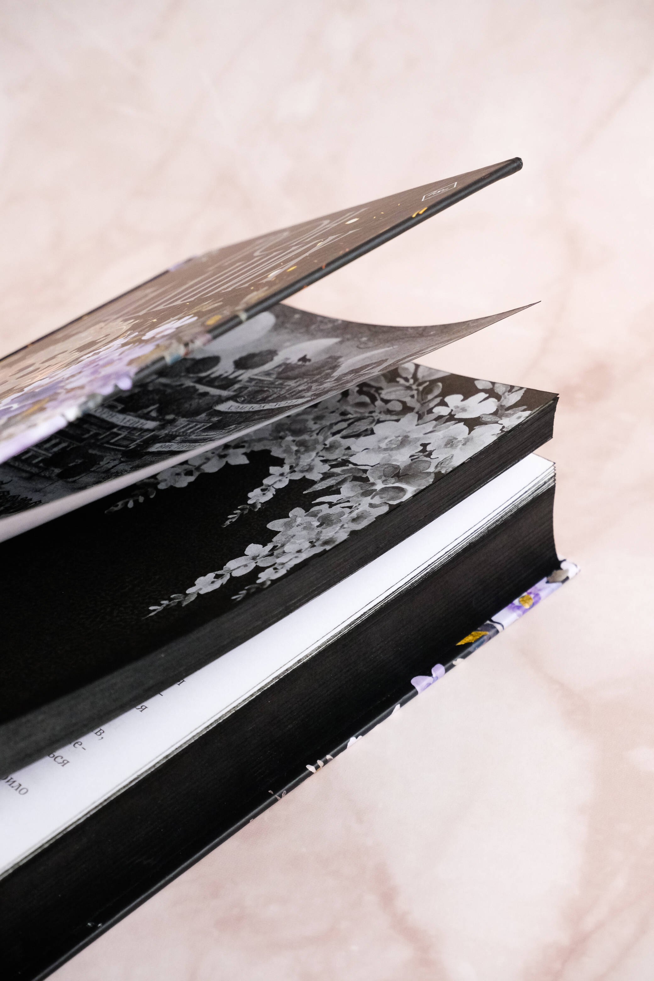 Изображение бумажной книги