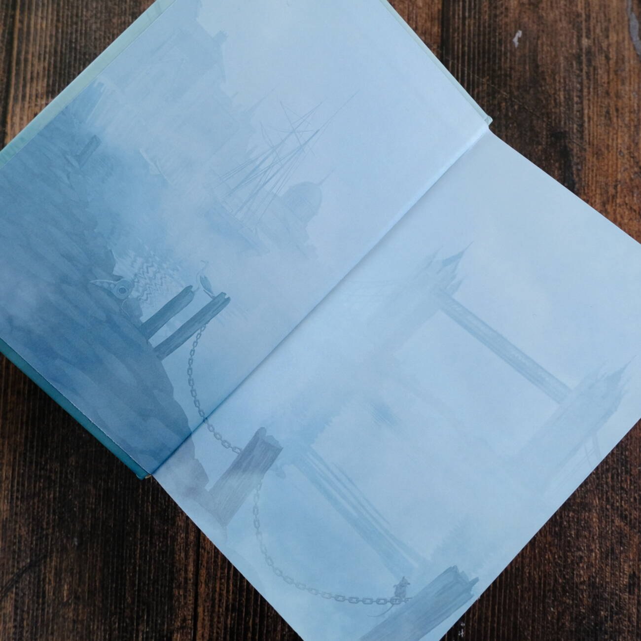 Изображение бумажной книги