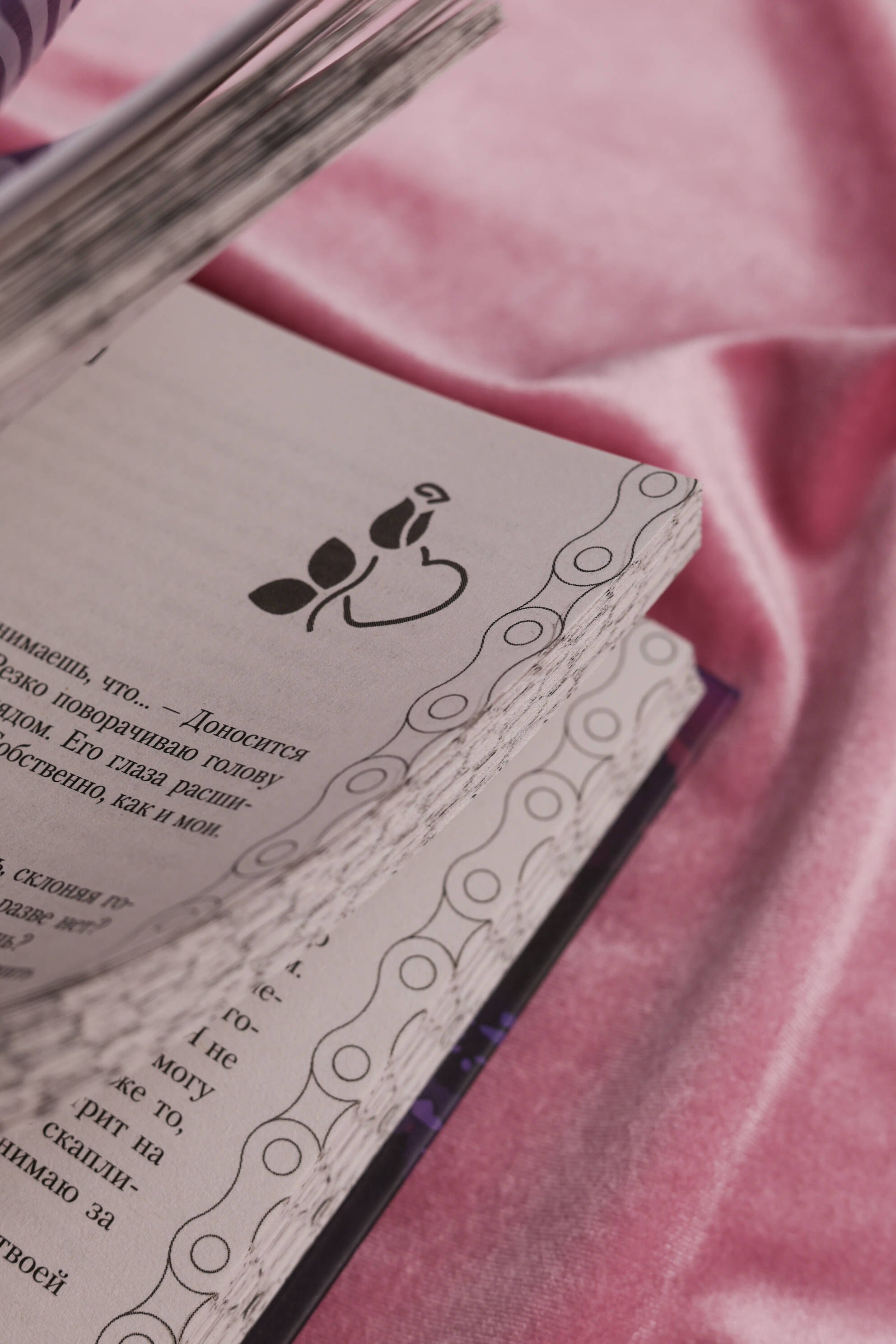 Изображение бумажной книги