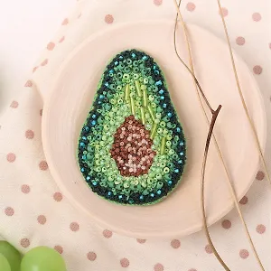 Набор для вышивания Klart бисером "Брошь. Половинка авокадо"