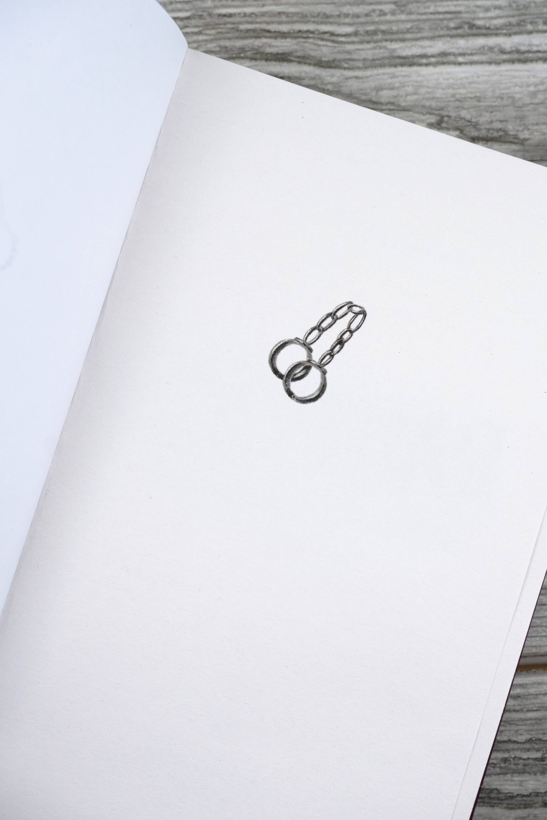 Изображение бумажной книги