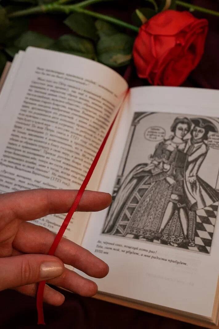 Изображение бумажной книги