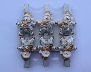 Украшение Набор прищепок Снеговики в комбинезончиках 6шт, 9,8*7*2,3см, полирезина/дерево