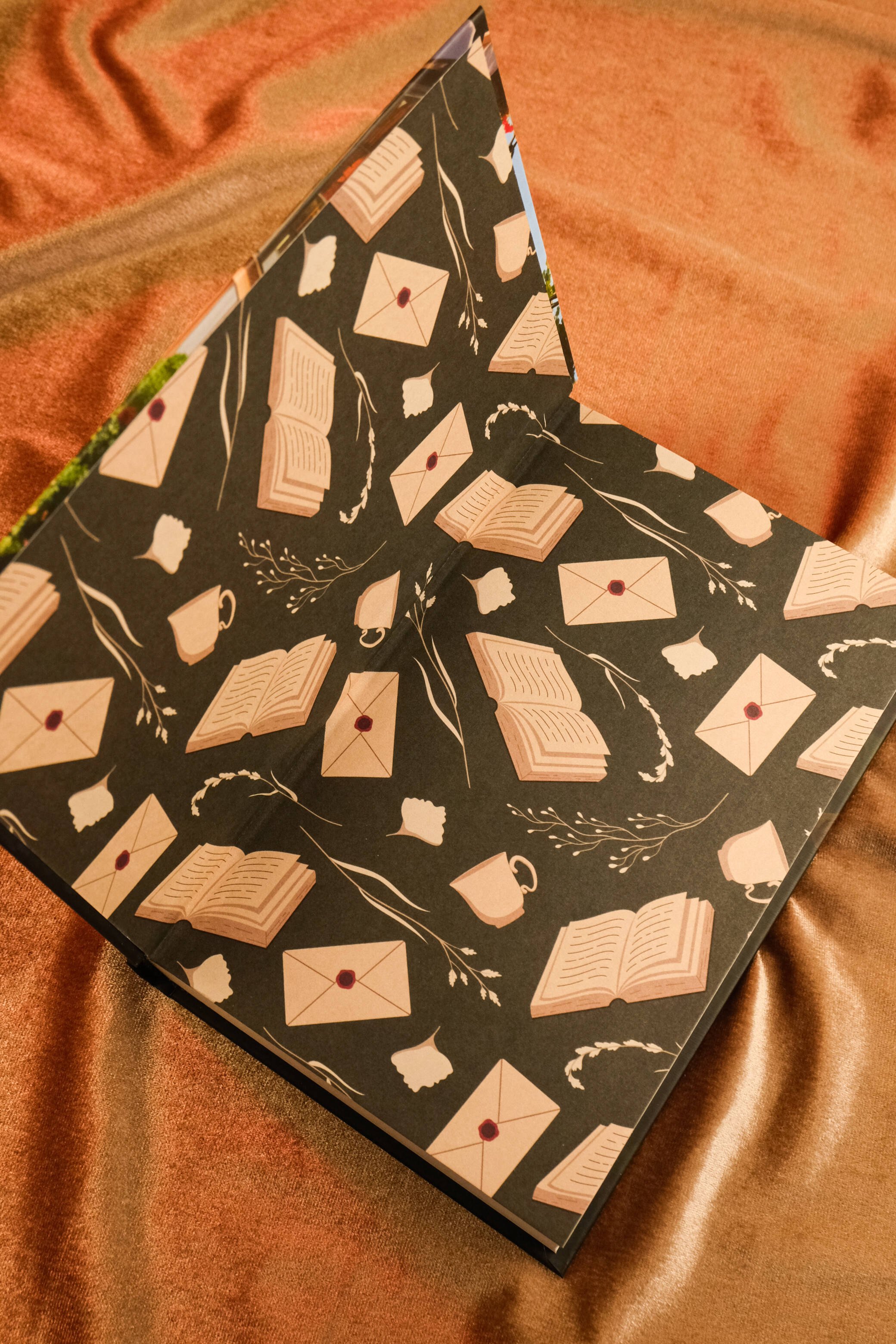 Изображение бумажной книги