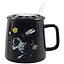Кружка с крышкой и ложкой Космонавт и планеты (черная) (керамика) (350мл) (12-06641-A245-1) — 2767594 — 1