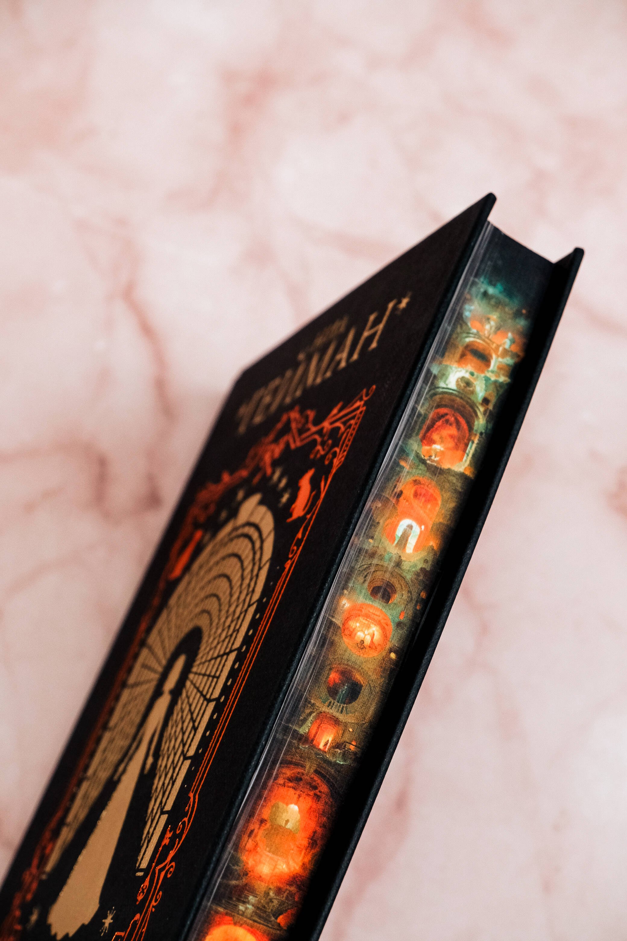 Изображение бумажной книги