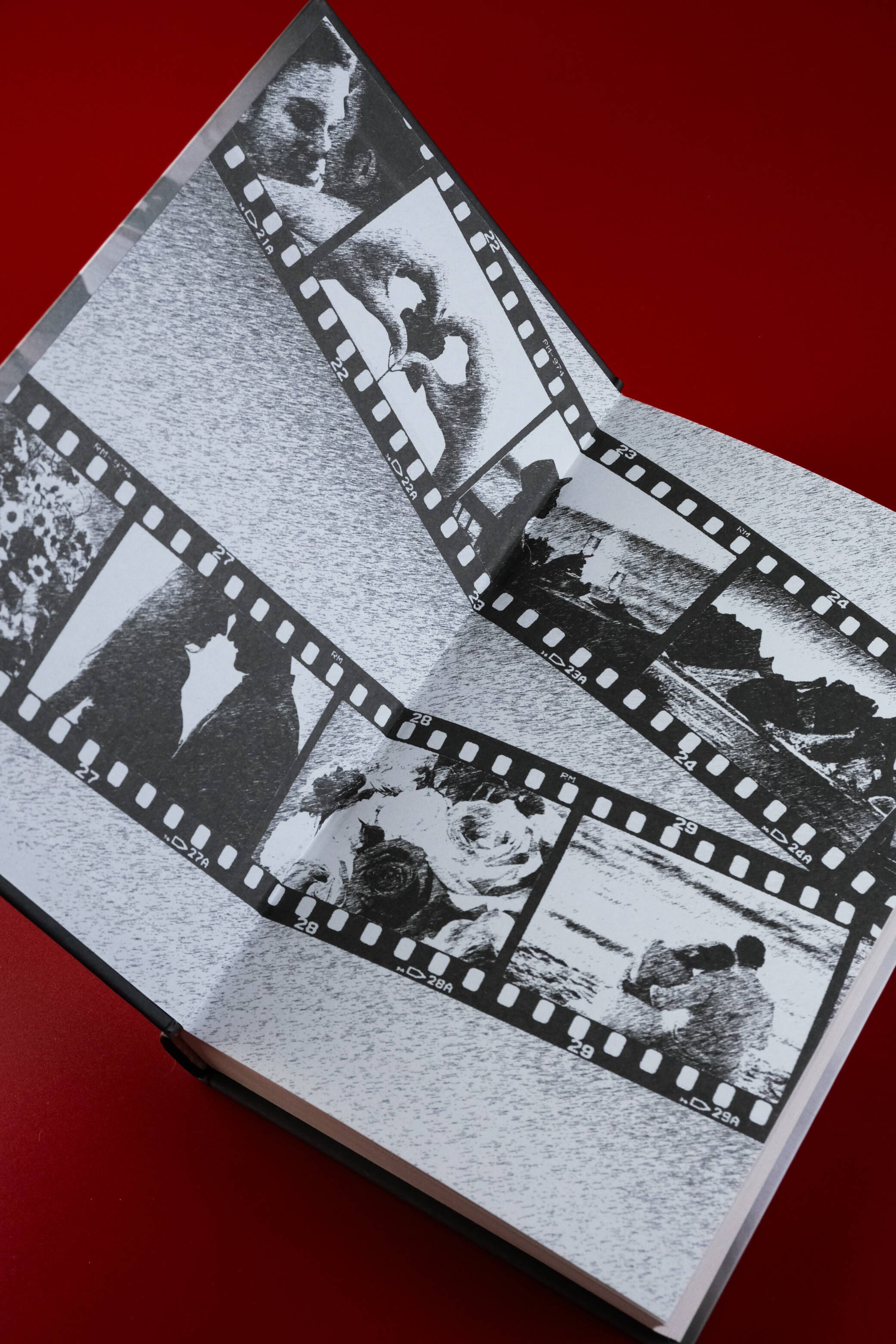 Изображение бумажной книги