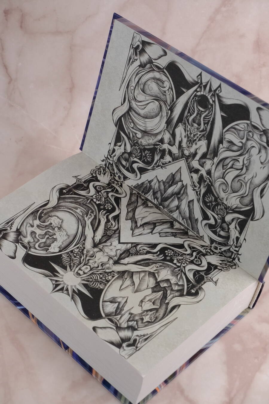 Изображение бумажной книги