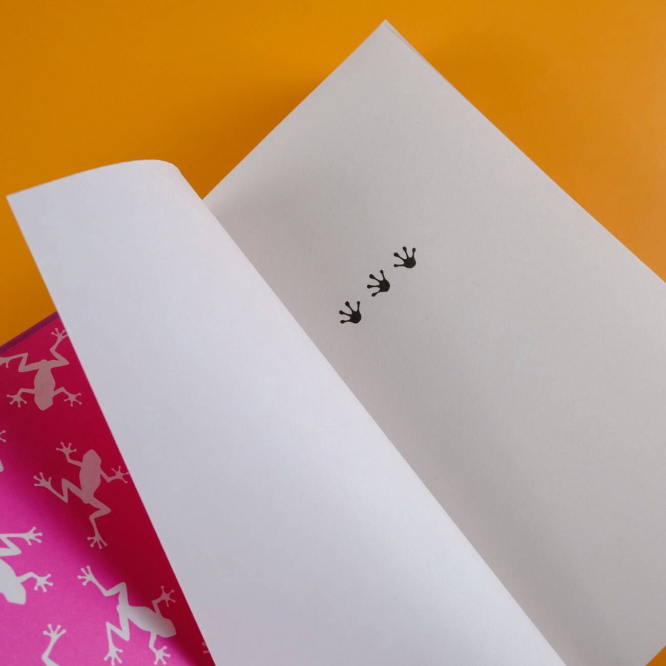 Изображение бумажной книги